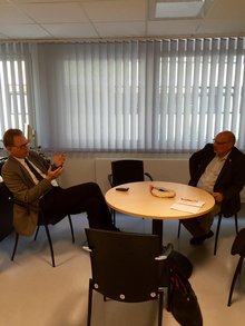 Sommertour Station 1 in der DRV-Klinik am Sprudelhof in Bad Nauheim. Jürgen Bothner im Gespräch mit Klinikleiter Chefarzt Dr. Bock.