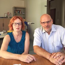 links die Personalratsvorsitzende der Klink, Ruth Auffarrth-Künkel udn rechts der Landesbezirksleiter Jürgen Bothner