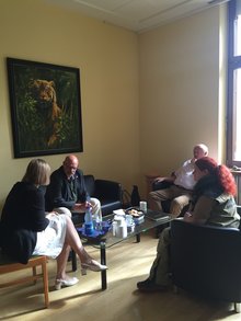 Bothner unter Tigergemälde im Büro von Zoodirektor Niekisch mit der Personalverantwortlichen und der Personalratsvorsitzenden.