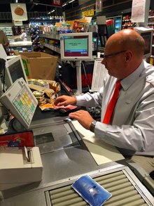 Bothner zieht Waren über den Scanner.