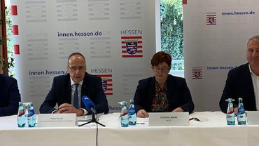Foto Abschluss PK, im Bild Behle und Beuth