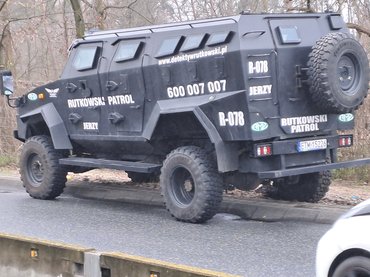 Panzerfahrzeug, aus dem polnische Schlägertrupps sprangen, um streikende LKW-Fahrer zu knüppeln.