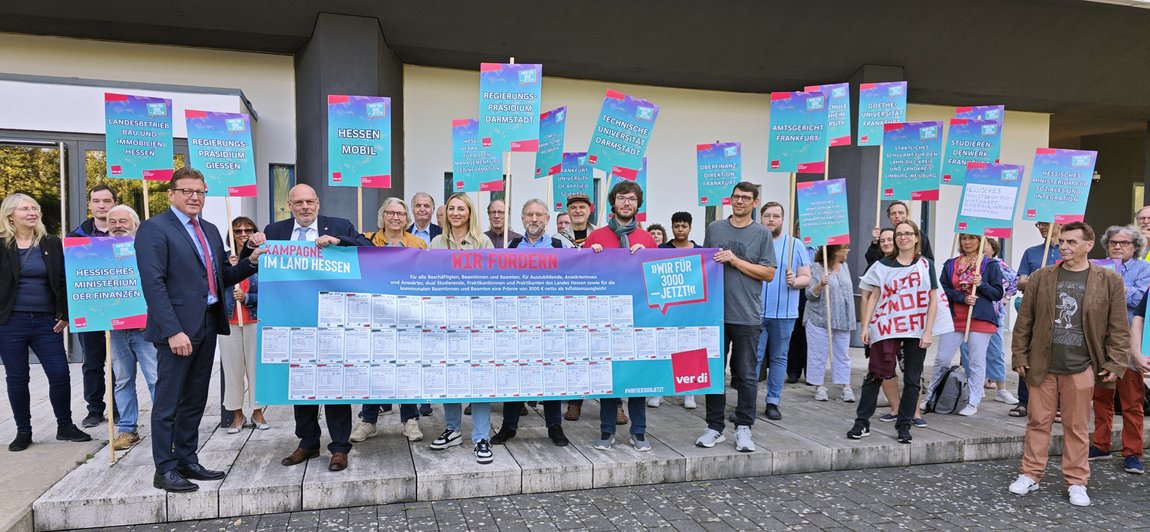 Gruppe mit Transparenten udn Schildern vor dem Innenminsterium in Wiesbaden zur Unterschriftenübergabe