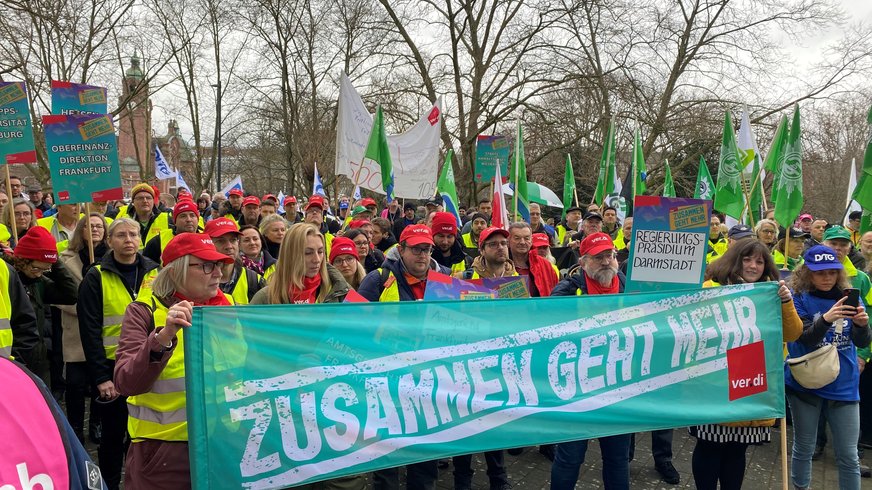 Kundgebung Auftakt Tarifrunde Hessen, Banner Zusammen geht mehr und Leute