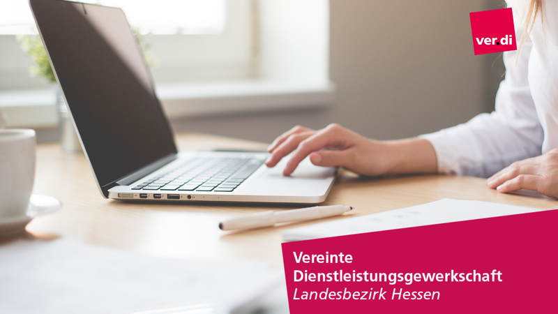 Büroangestellte an Schreibtisch mit Laptop