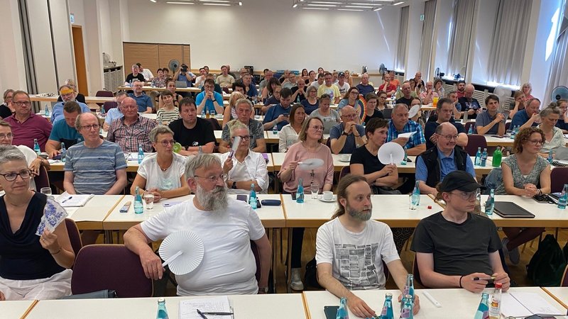 Blick von vorn auf die Konferenzteilnehmer*innen.
