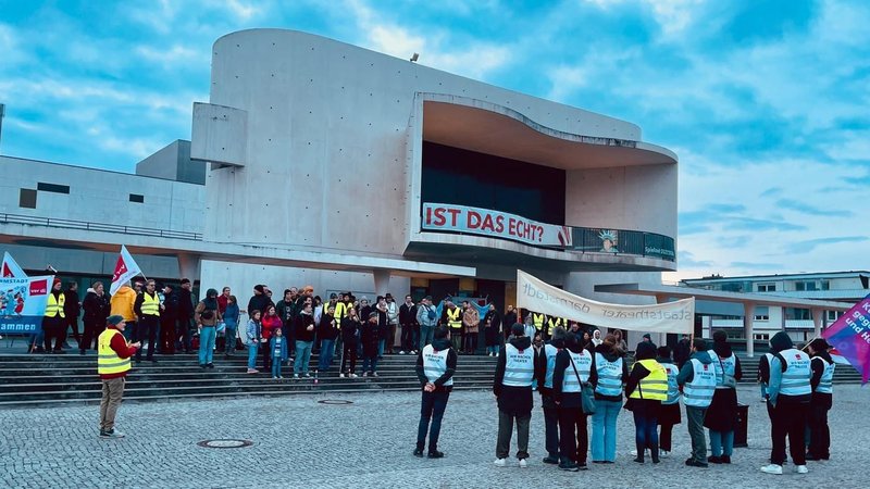 Menschen in Dämmerlicht am Staatstheater DA.