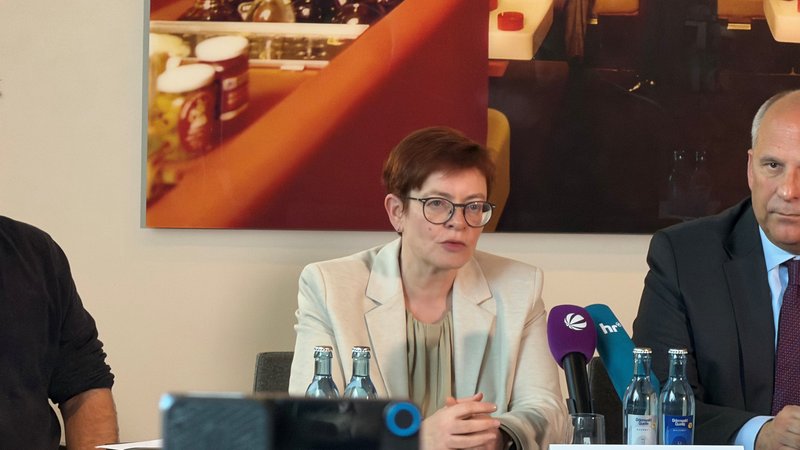 Christine Behle auf PK nach Tarifeinigung TZV-H