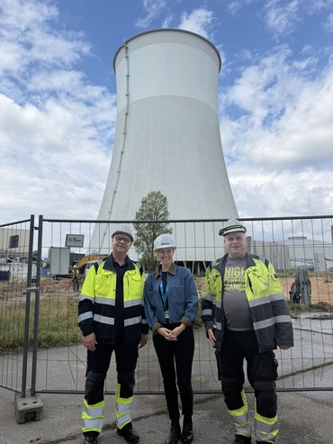 Auf Sommertour besucht Natalie Jopen das Kraftwerk Staudinger. Gruppenfoto.