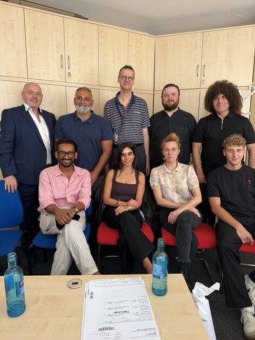 Auf Sommertour besucht Natalie Jopen securitas am Flughafen. Gruppenfoto.