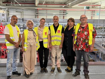 Auf Sommertour besucht Natalie Jopen das Paketverteilzentrum Obertshausen. Gruppenfoto.