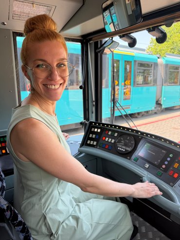 Sommertour 2026 von Landesbeziksleiterin Natalie Jopen. Hier fährt sie selbst Straßenbahn.