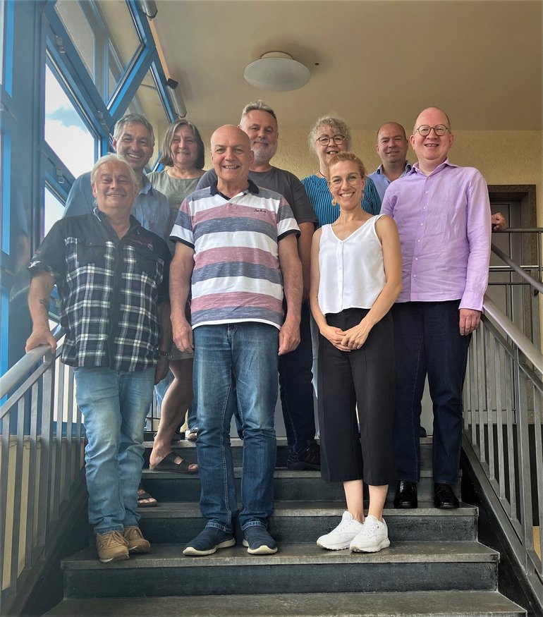 mti-Auschuss Hessen 2023-2027 auf Treppe mit Natalie Jopen
